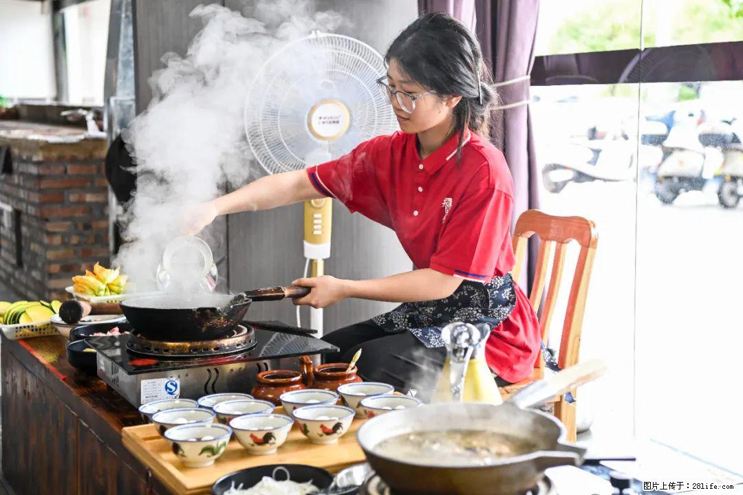 全网追的“扁担女孩”，找了一份暑假工，时薪12元 - 青岛生活资讯 - 青岛28生活网 qd.28life.com
